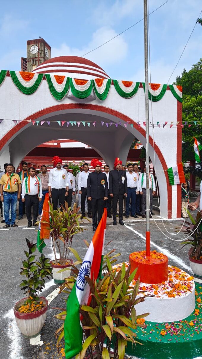 स्वतंत्रता दिवस पर जिलाधिकारी ने कलेक्ट्रेट परिसर में किया ध्वजारोहण