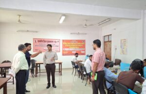 जिलाधिकारी ने राजकीय जिला पुस्तकालय का किया आकस्मिक निरीक्षण