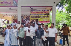 एन्टी करप्शन टीम के खिलाफ लेखपाल संघ का धरना