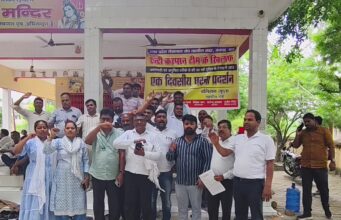 एन्टी करप्शन टीम के खिलाफ लेखपाल संघ का धरना