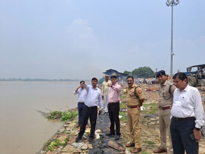जिलाधिकारी व पुलिस अधीक्षक ने बाढ़ प्रभावित क्षेत्रों का किया स्थलीय निरीक्षण