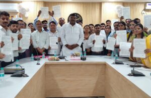 कृषि विभाग के प्राविधिक सहायक ग्रुप-सी पद पर 33 चयनित अभ्यर्थियों को वितरित किए गए नियुक्ति पत्र,मधुबन विधायक राम विलास चौहान ने चयनित अभ्यर्थियों को प्रदान किए नियुक्ति पत्र