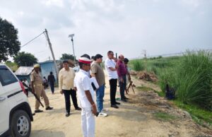 बाढ़ प्रभावित बिन्टोलिया का मुख्य राजस्व अधिकारी ने किया निरीक्षण, ग्रामीणों से किया संवाद, कटान रोकने और मोहन सेतु जल्द पूरा करने की उठी मांग