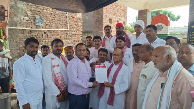 मधुबन की समस्याओं को लेकर सपा नेता ने आमरण अनशन का किया एलान, सौंपा ज्ञापन