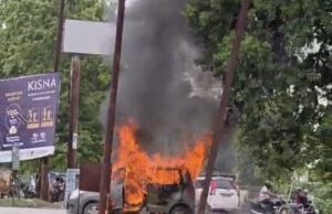 आग का गोला बनी चलती बैगनार कार