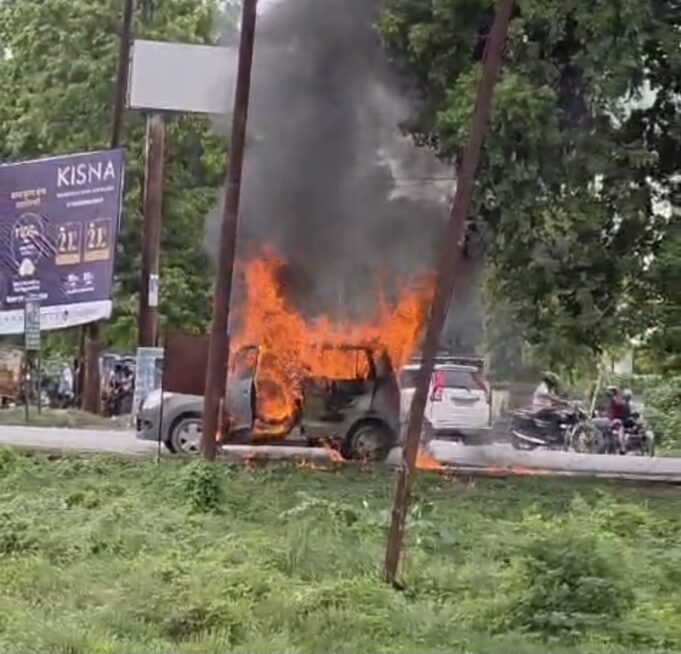 आग का गोला बनी चलती बैगनार कार