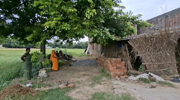 नगर पंचायत के कमरौली में जमीन कब्जे को लेकर ननद-भाभी आमने-सामने, पुलिस की मौजूदगी में हुई मारपीट