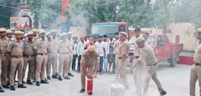 आग से बचाव के लिए पुलिसकर्मियों को दिया गया अग्निशमन उपकरणों के संचालन का प्रशिक्षण