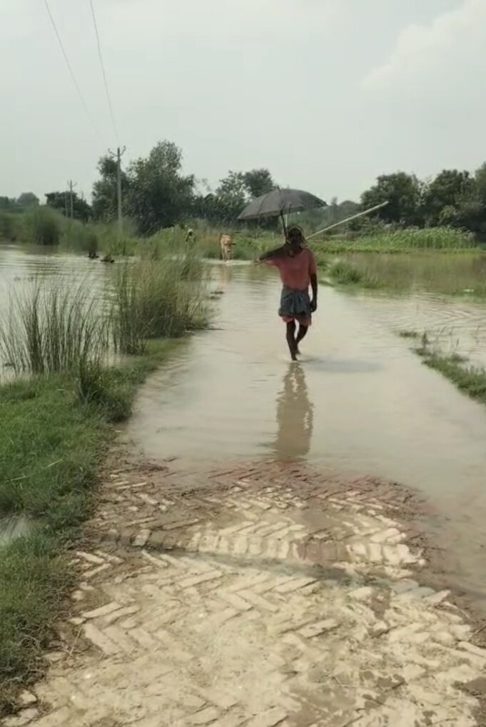 घाघरा उफान पर बाढ़ पीड़ितों की बढ़ी मुश्किल