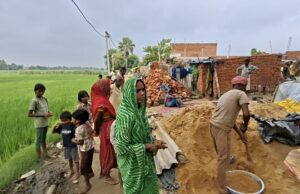 डीएम के आदेश के बाद भी मझौवा में खलिहान की भूमि पर अवैध निर्माण जारी, 112 पहुंची तब रुका काम, तहसील प्रशासन पर उठे सवाल