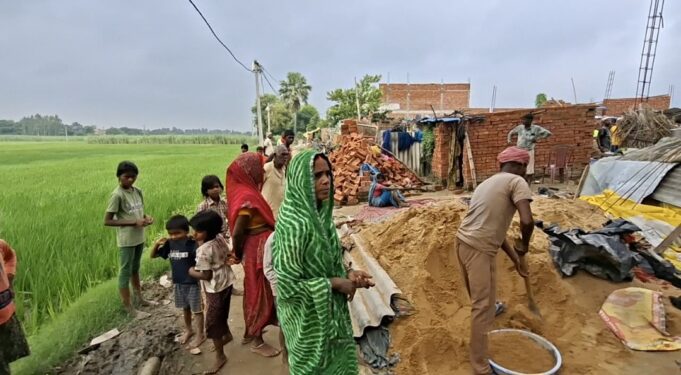 डीएम के आदेश के बाद भी मझौवा में खलिहान की भूमि पर अवैध निर्माण जारी, 112 पहुंची तब रुका काम, तहसील प्रशासन पर उठे सवाल