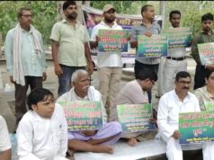 गोरखपुर की 10 वर्षीय दीपिका शर्मा हत्याकांड: एक महीने बाद भी न्याय की बाट जोह रहा परिवार, इको गार्डन में पीस पार्टी के नेता ने दिया धरना