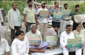 गोरखपुर की 10 वर्षीय दीपिका शर्मा हत्याकांड: एक महीने बाद भी न्याय की बाट जोह रहा परिवार, इको गार्डन में पीस पार्टी के नेता ने दिया धरना