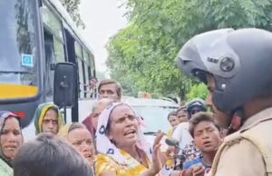 शराब की दुकान के विरोध में महिलाओं का फूटा गुस्सा, बांस लगाकर किया सड़क जाम, एसडीएम ने दिया कार्रवाई का आश्वासन