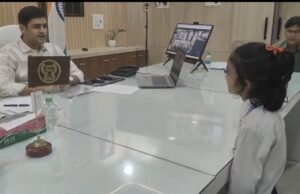 7 वर्षीय समरा नाज ने लगाई डीएम से सड़क बनवाने की गुहार, स्कूल जाते वक्त गिरकर लगती है चोट, ड्रेस गंदी होने पर पड़ती है डांट
