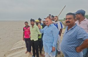 घाघरा में उफान के बाद मधुबन के धर्मपुर विशुनपुर में तेज हुआ कटान, पहुंचे पूर्व विधायक उमेश चंद पांडेय, पीड़ितों से किया संवाद