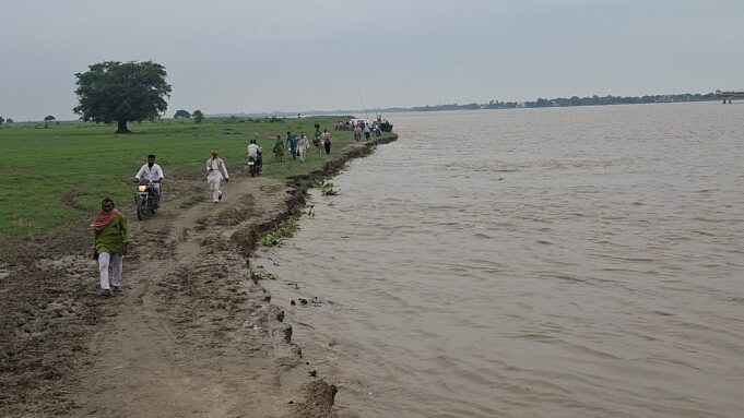 घाघरा के रौद्र रूप से देवरांचल में दूसरी बार तबाही की आहट, दर्जनों गांवों में दहशत,खतरे के निशान से मात्र 81 सेमी नीचे जलस्तर