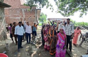 20 साल से जल निकासी की समस्या से जूझ रहे ग्रामीण, अधिकारियों और जनप्रतिनिधियों से गुहार बेअसर, प्रदर्शन कर दी आंदोलन तेज करने की चेतावनी