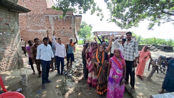 20 साल से जल निकासी की समस्या से जूझ रहे ग्रामीण, अधिकारियों और जनप्रतिनिधियों से गुहार बेअसर, प्रदर्शन कर दी आंदोलन तेज करने की चेतावनी