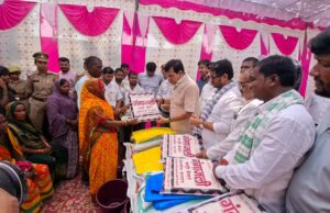 मऊ: धूस दुबारी के बाढ़ प्रभावित 13 परिवारों को मंत्री ए.के. शर्मा ने बांटी राहत सामग्री, कटान के स्थाई हल के लिए सीएम से करेंगे बात