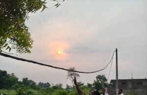 विद्युत विभाग की लापरवाही , लटकते विद्युत तार के चपेट में आया ई रिक्सा ,चालक की मौत