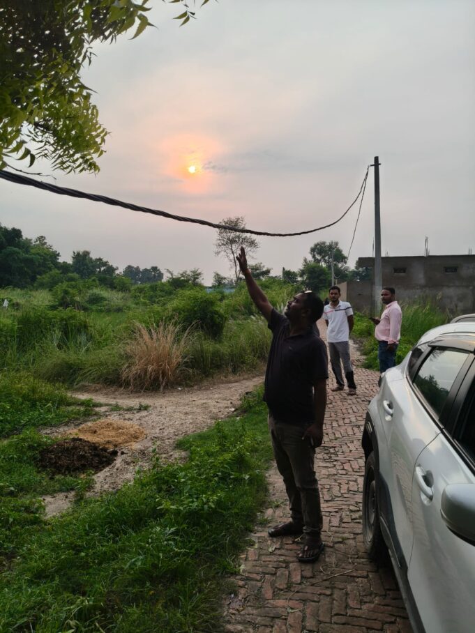 विद्युत विभाग की लापरवाही , लटकते विद्युत तार के चपेट में आया ई रिक्सा ,चालक की मौत