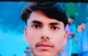 सड़क दुघर्टना में बाइक सवार युवक की मौत, मचा कोहराम* •विद्युत पोल से बाइक को टकराने से हुई दुर्घटना