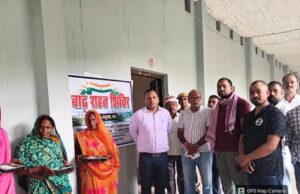 धूस के 13 विस्थापित परिवारों को मिला सहारा, मोलनापुर विद्यालय में भोजन पैकेट और दवाओं का वितरण