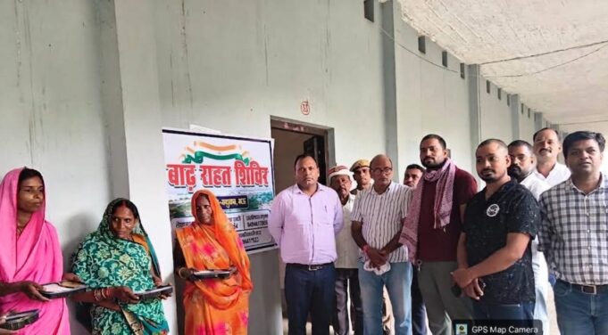 धूस के 13 विस्थापित परिवारों को मिला सहारा, मोलनापुर विद्यालय में भोजन पैकेट और दवाओं का वितरण