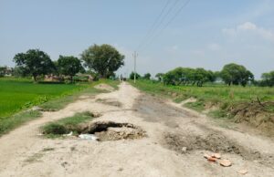 सड़क धंसने से हादसे का खतरा ग्रामीण परेशान