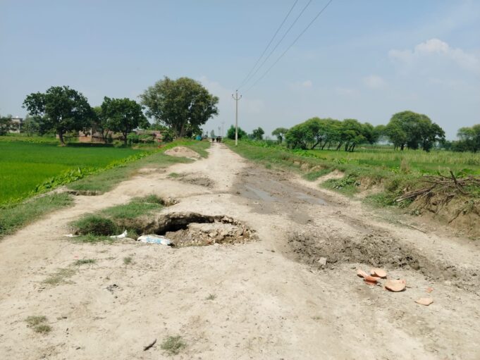 सड़क धंसने से हादसे का खतरा ग्रामीण परेशान