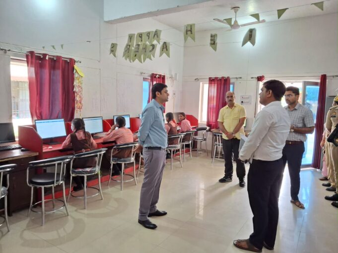 जिलाधिकारी ने कस्तूरबा गांधी आवासीय बालिका विद्यालय रानीपुर का किया आकस्मिक निरीक्षण