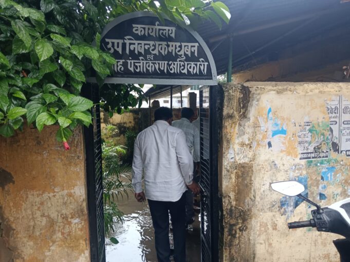 मधुबन निबंधन कार्यालय में बारिश ने व्यवस्थाओं की खोल दी पोल