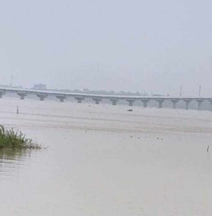 नेपाल द्वारा पानी छोड़े जाने के बाद मधुबन में फिर बढ़ा घाघरा का जलस्तर, खतरे के निशान से सिर्फ 1.07 मीटर नीचे, देवांचल में दहशत