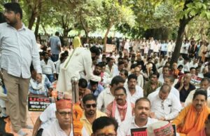 यूजीसी और आरक्षण के विरोध में सवर्ण एकता मंच ने मऊ कलेक्ट्रेट पर किया विरोध प्रदर्शन, ज्ञापन सौंपा