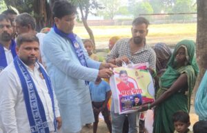 बाढ़ पीड़ितों के बीच पहुंचे भरत भैया, राहत सामग्री बांटकर जानी समस्याएं
